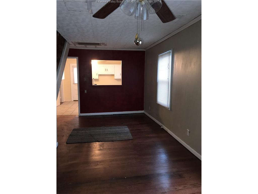 74 4th Avenue S, Hometown, WV 25109