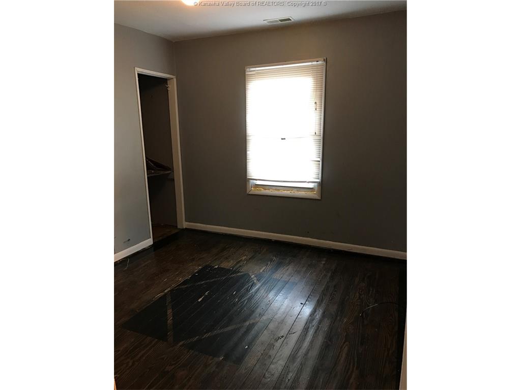 74 4th Avenue S, Hometown, WV 25109