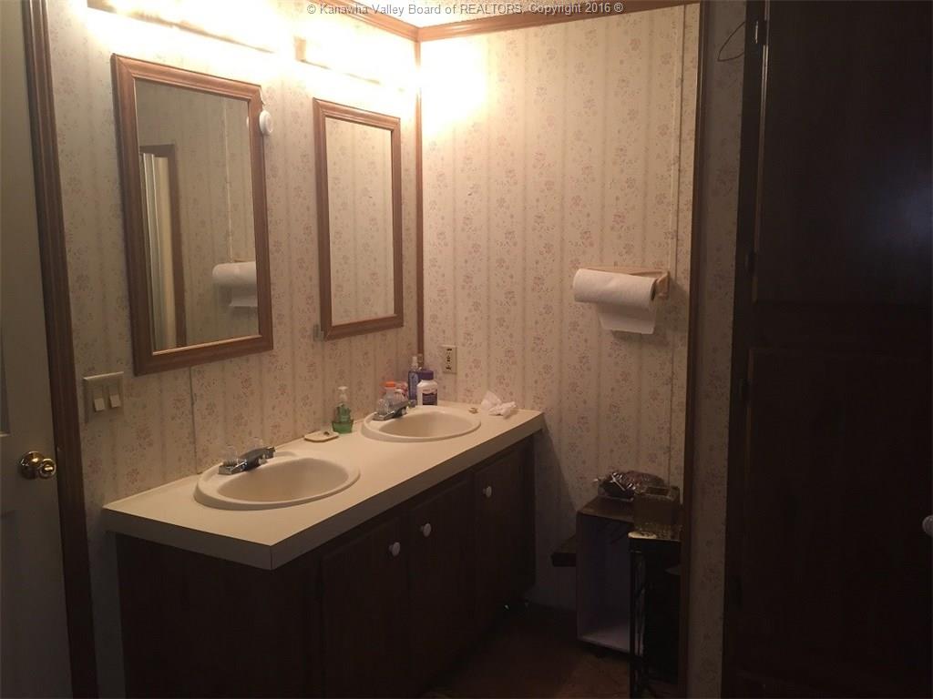 246 Morris Drive, Montgomery, WV 25136