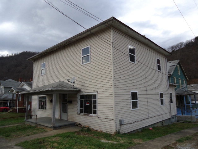 202 SIXTH STREET, Montgomery, WV 25136