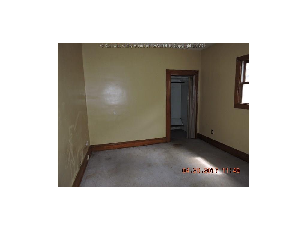 1026 Red Oak Street, Charleston, WV 25302