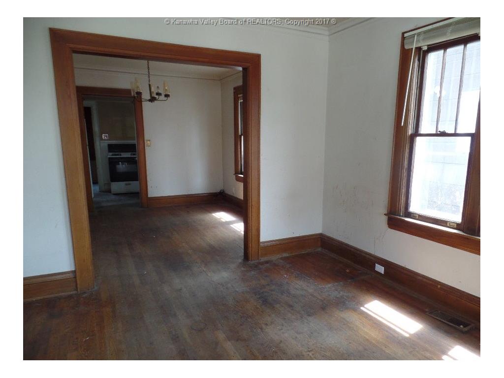 34 HILLCREST Drive, Charleston, WV 25302