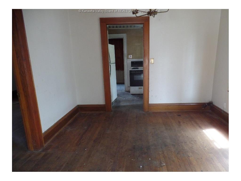 34 HILLCREST Drive, Charleston, WV 25302