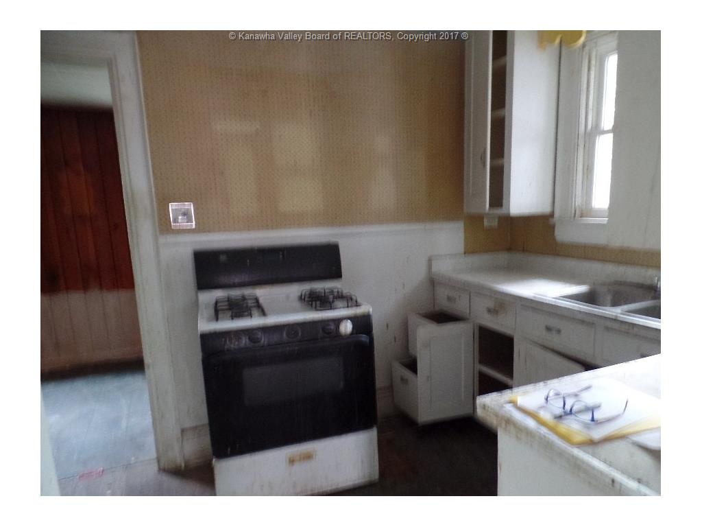 34 HILLCREST Drive, Charleston, WV 25302