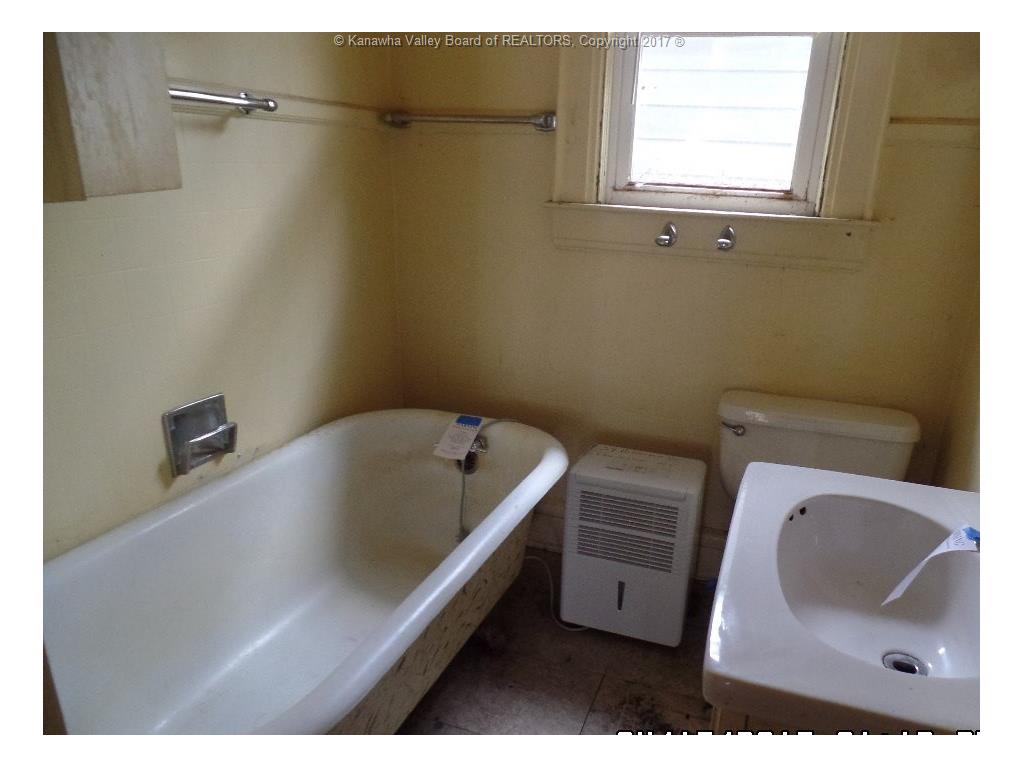 34 HILLCREST Drive, Charleston, WV 25302