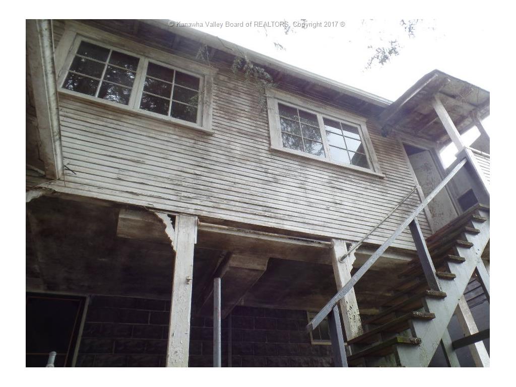 34 HILLCREST Drive, Charleston, WV 25302