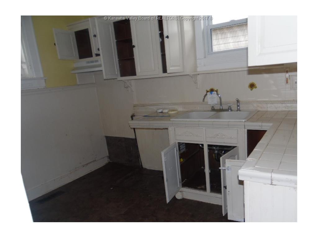 953 HAZELWOOD Avenue, Charleston, WV 25302