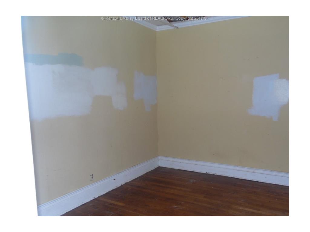 953 HAZELWOOD Avenue, Charleston, WV 25302