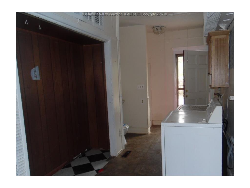 953 HAZELWOOD Avenue, Charleston, WV 25302