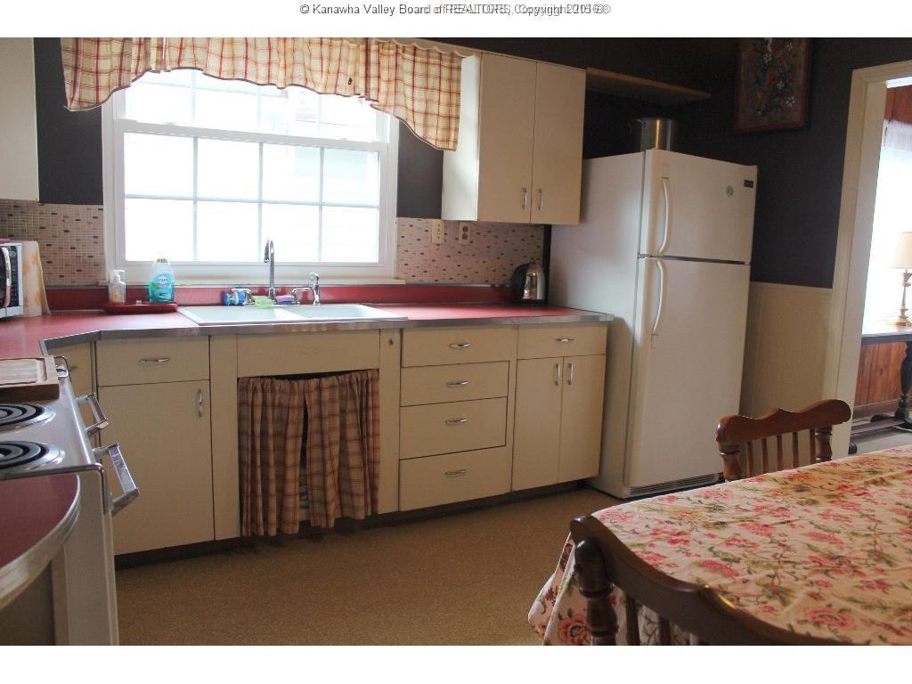 924 Red Oak Street, Charleston, WV 25302