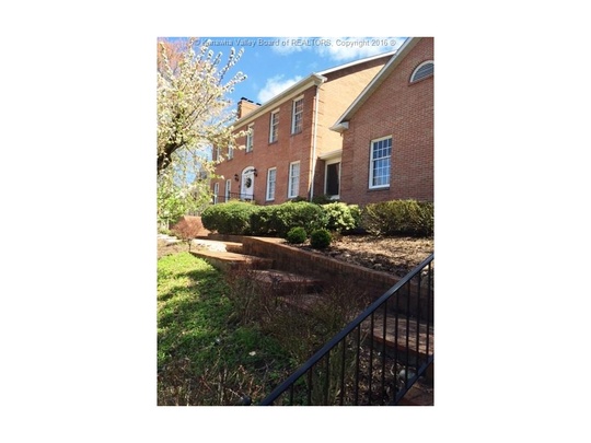 18 Carriage Rd