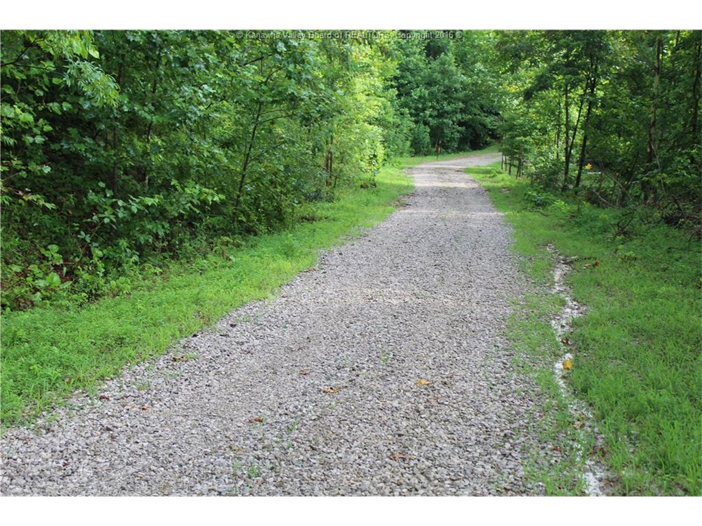 207 Willowood Trail, Alum Creek, WV 25567