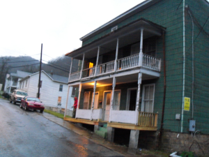 206 13th Ave, Hinton, WV 25951