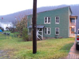 206 13th Ave, Hinton, WV 25951