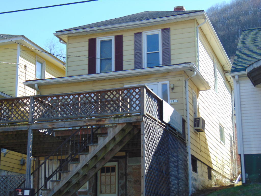 1312 SUMMERS ST, Hinton, WV 25951