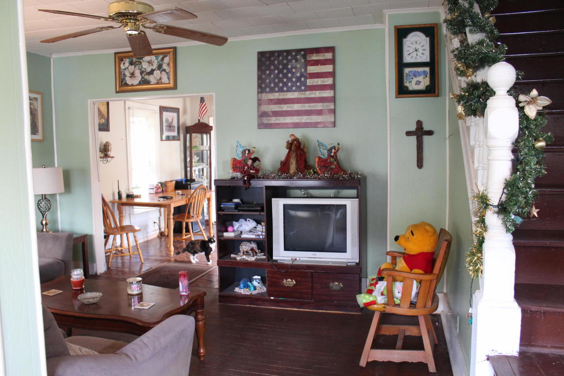 1312 SUMMERS ST, Hinton, WV 25951