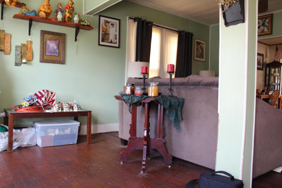 1312 SUMMERS ST, Hinton, WV 25951
