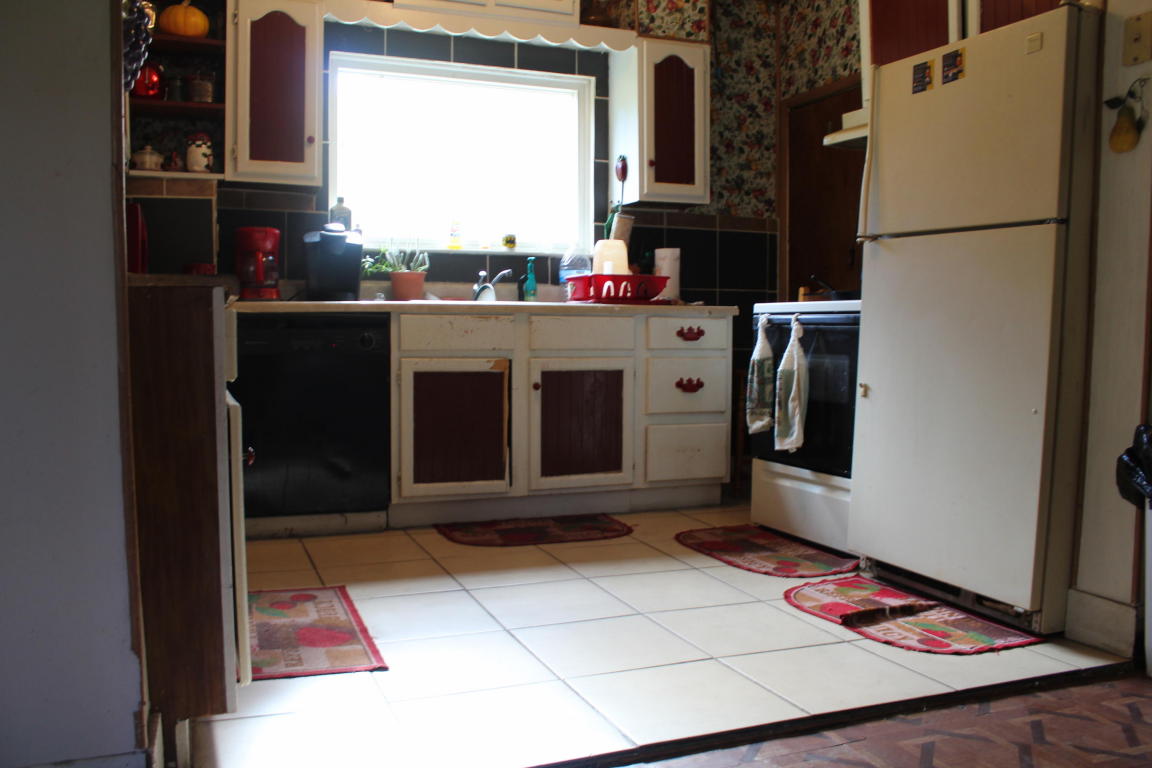 1312 SUMMERS ST, Hinton, WV 25951