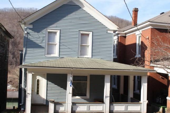 917 TEMPLE ST, Hinton, WV 25951