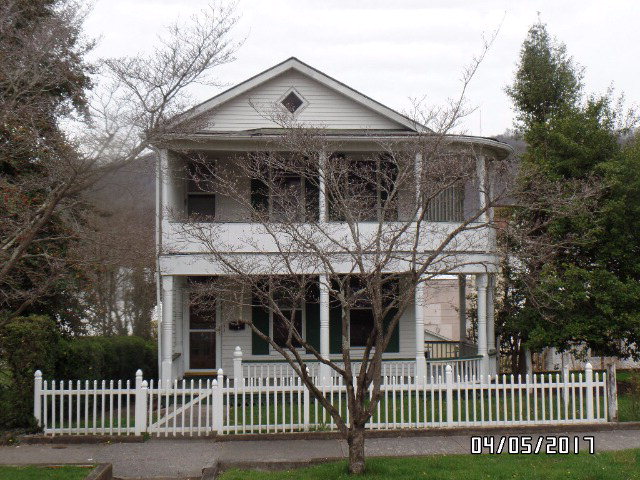 317 Ballengee St, Hinton, WV 25951