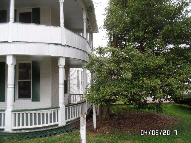 317 Ballengee St, Hinton, WV 25951