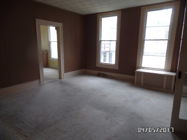 317 Ballengee St, Hinton, WV 25951
